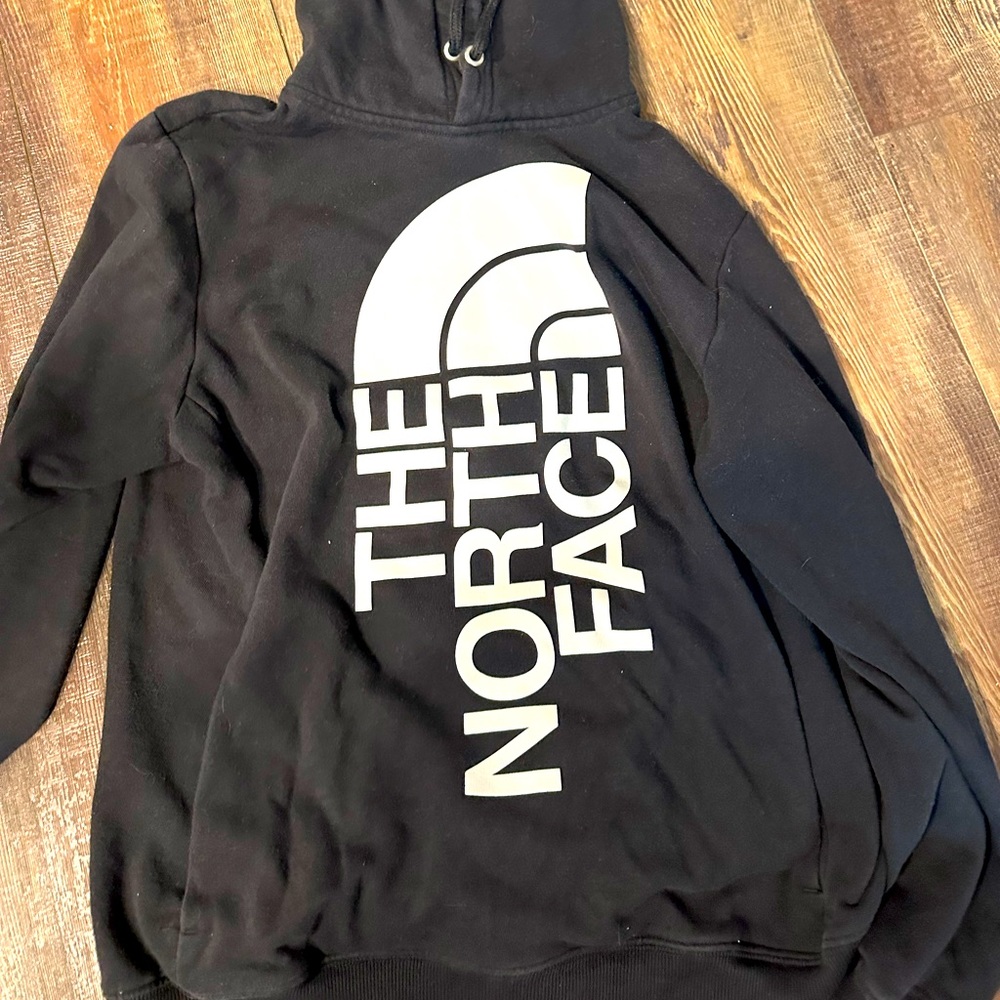 Women’s North Face hoodie. Like new. Size Medium smoke free home.